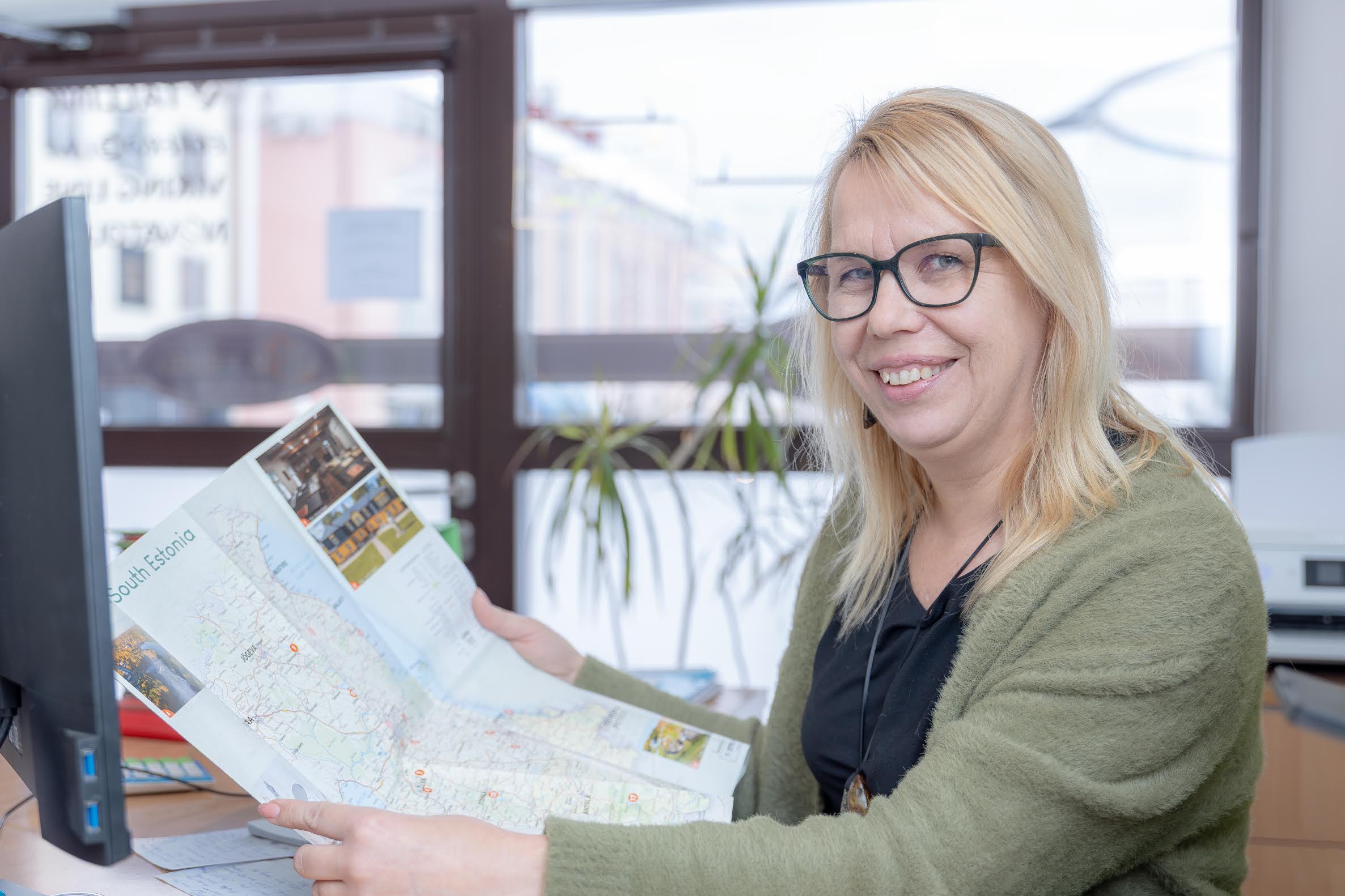 ABZ Reiside reisikonsultant Jana Rätte aitab valida erinevas hinnaklassis pakkumiste vahel. Alati pole soodsaim valik just parim ning raha säästa soovides kaotatakse palju reisielamuse pealt. Foto: AIGAR NAGEL